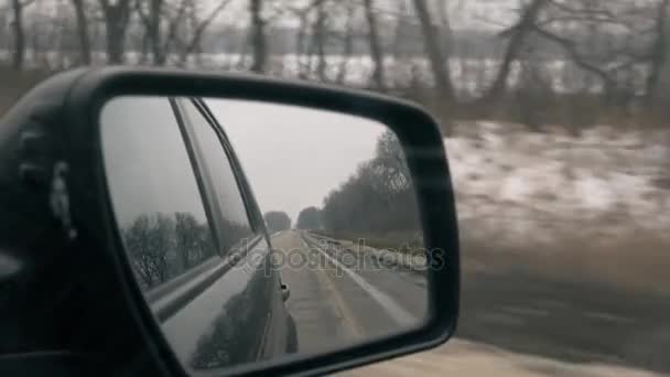 Tillbaka road återspeglas i bil spegel, bil kör fort. — Stockvideo