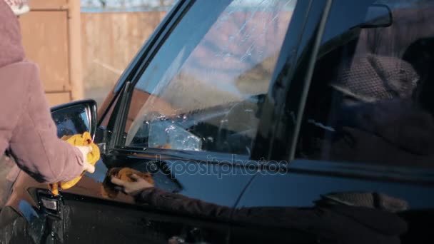 Car wash. Girl clean up her car. — Stock Video