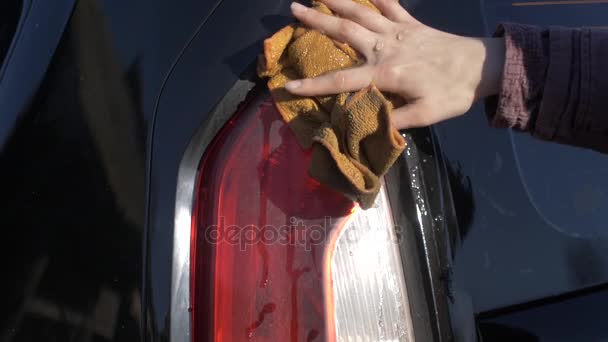 Lavagem de carro. Menina limpar seu carro . — Vídeo de Stock