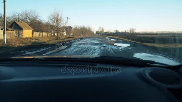 La voiture roule dans une flaque d'eau par temps pluvieux . — Video