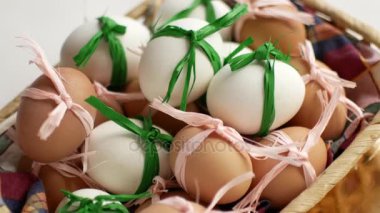 Paskalya yumurtaları bir daire çizerek bir sepet içinde.