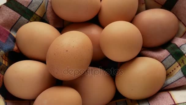Huevos de aldea en una canasta están dando vueltas en círculo . — Vídeo de stock