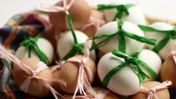 Paskalya yumurtaları bir daire çizerek bir sepet içinde. — Stok video