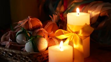 Paskalya dekorasyon. Yanan mumlar ve yumurta.