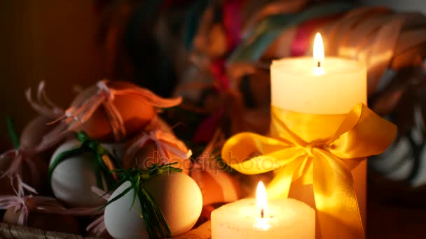 Decoración de Pascua. Velas ardientes y huevos . — Vídeos de Stock