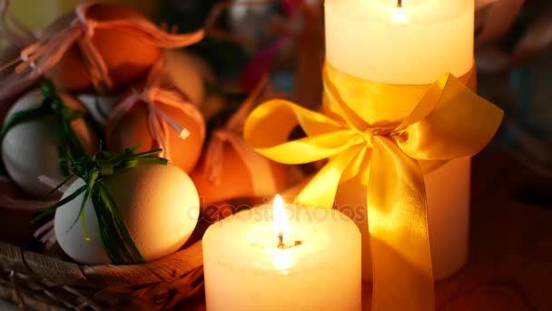 Decoração de Páscoa. Queimar velas e ovos . — Vídeo de Stock