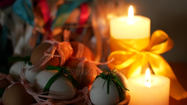 Decoración de Pascua. Velas ardientes y huevos . — Vídeo de stock