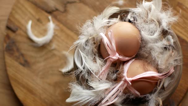 Ovos de Páscoa no ninho. Decoração festiva . — Vídeo de Stock