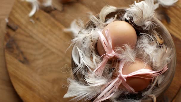 Πασχαλινά αυγά στη φωλιά. Εορταστική διακόσμηση. — Αρχείο Βίντεο