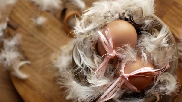 Пасхальные яйца в гнезде. Праздничное оформление . — стоковое видео