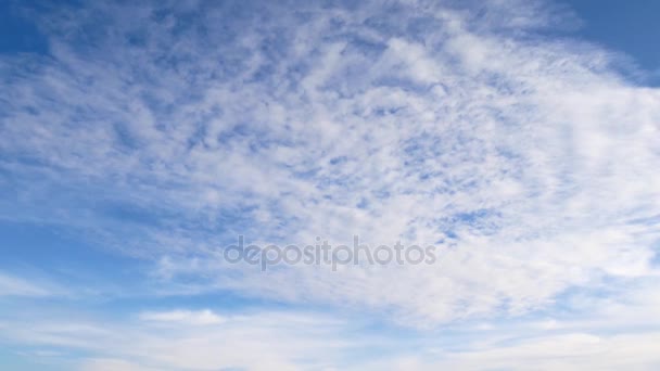 Wolken vliegen langs de hemel, versnelling — Stockvideo