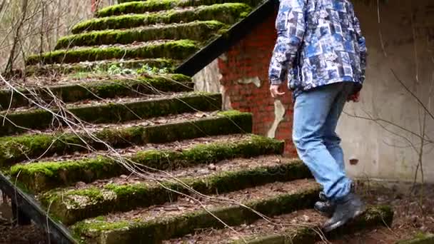 Чоловік піднімається сходами . — стокове відео