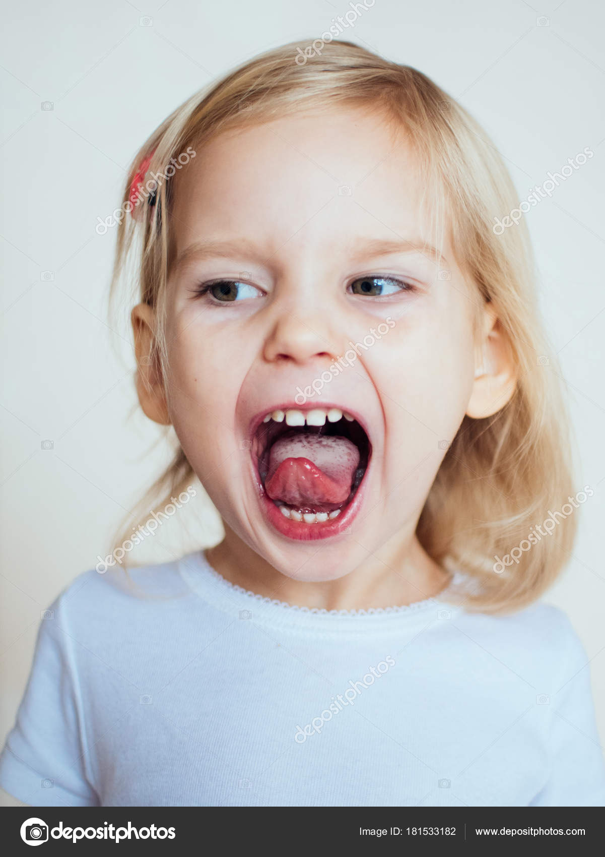 девочки mouth Портрет Эмоциональной Маленькой Девочки Счастливый Блондин — Стоковое фото  © rainfall #181533182