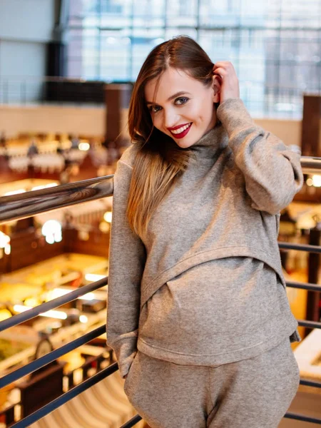 妊娠中の女性がショッピング センター内に触れるウォーキング — ストック写真