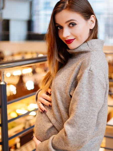 Беременная Женщина Трогает Торговом Центре Гуляет — стоковое фото