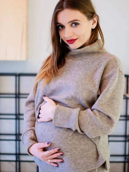 Gravid Kvinna Röra Shopping Center Gångavstånd — Stockfoto