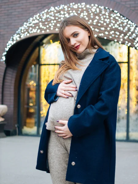 Närbild Porträtt Vackra Kaukasisk Kvinna Med Charmiga Leende Promenader Utomhus — Stockfoto