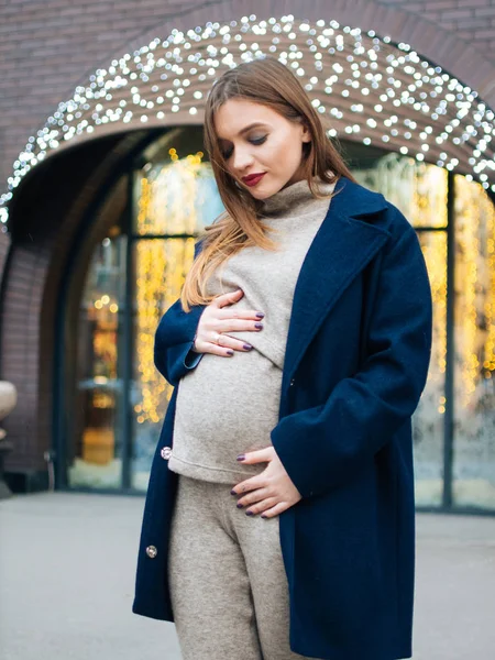 Närbild Porträtt Vackra Kaukasisk Kvinna Med Charmiga Leende Promenader Utomhus — Stockfoto