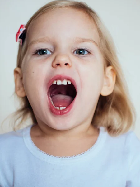 Duygusal küçük kız portresi. Mutlu sarışın çocuk