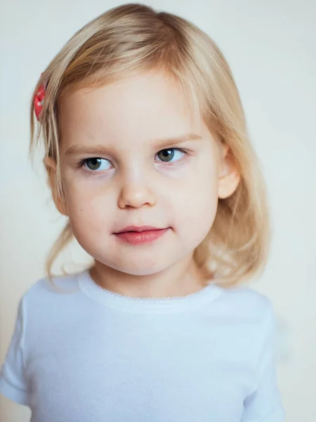 Portret Van Emotionele Meisje Gelukkig Blond Kind — Stockfoto