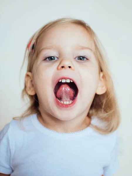 Portrét Emocionální Malou Holčičku Šťastné Dítě Blondýnka — Stock fotografie