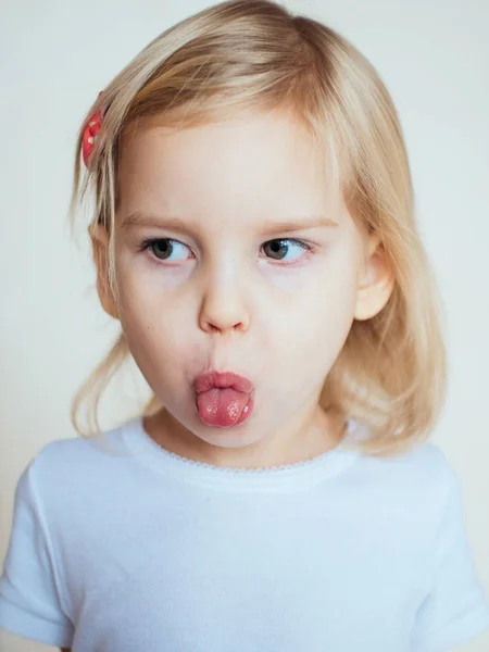 Duygusal küçük kız portresi. Mutlu sarışın çocuk