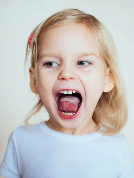 Retrato Una Niña Emocional Niño Rubio Feliz —  Fotos de Stock