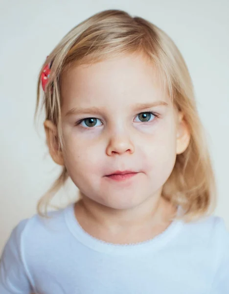Porträtt Känslomässig Liten Flicka Glad Blondin Barn — Stockfoto