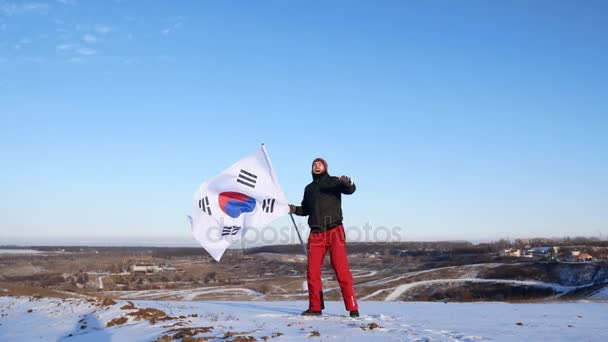 Dél-koreai zászló férfi rajongó örül, és támogatja a sportolók. — Stock videók