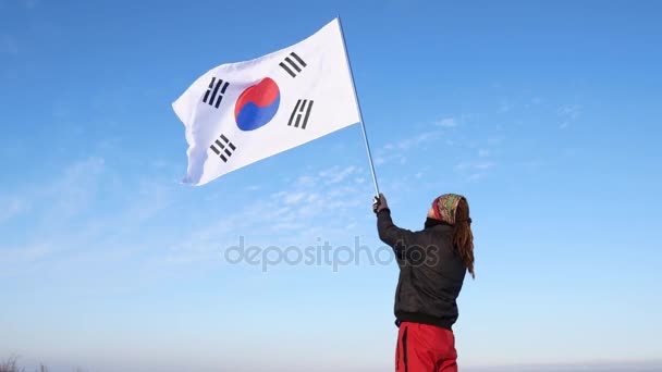 Sosok siluet jantan mengibarkan bendera Korea Selatan — Stok Video