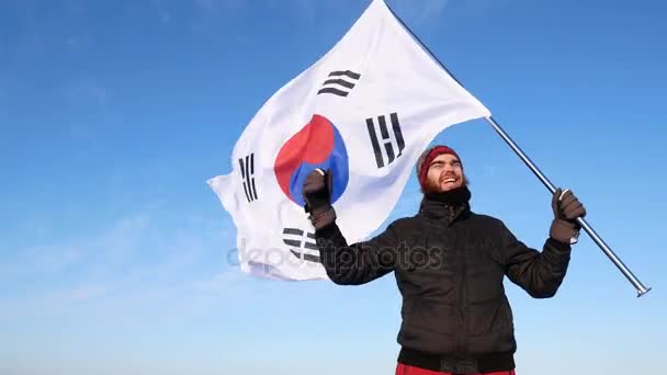 Abanico masculino con bandera de Corea del Sur se regocija y apoya a los atletas . — Vídeo de stock