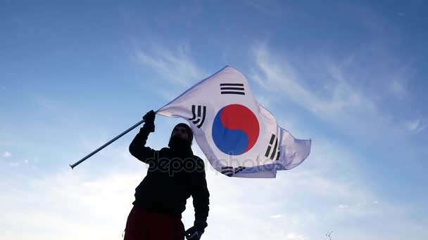 Abanico masculino con bandera de Corea del Sur se regocija y apoya a los atletas . — Vídeo de stock