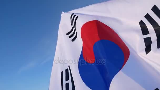 Mavi gökyüzü ile Güney Kore bayrağı. — Stok video