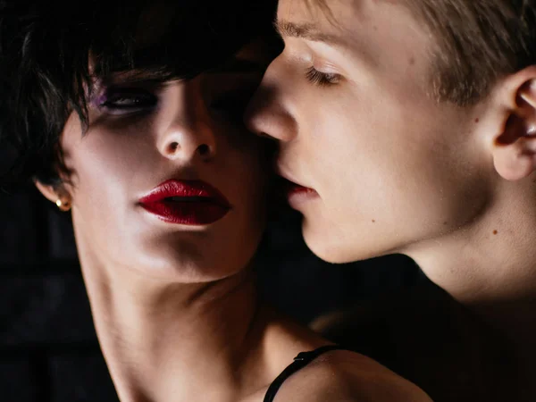 Портрет с поцелуем для пары — стоковое фото