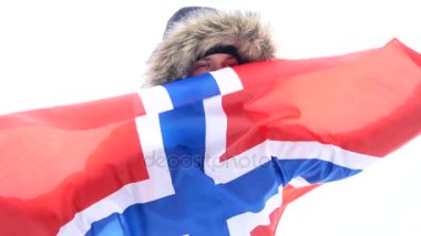 Beyaz arka plan üzerinde ulusal bayrak ile Norveç fan.