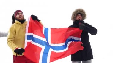 Ulusal bayrak ile Norveç hayranları çığlık ve atlama.