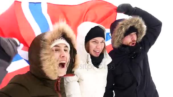 Fãs noruegueses com a bandeira nacional gritam e saltam . — Vídeo de Stock