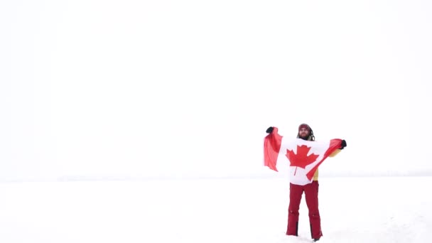 Ventoinha canadense segurando a bandeira nacional . — Vídeo de Stock