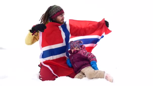 Famille de fans norvégiens avec drapeau national . — Video