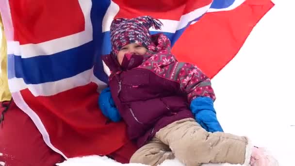 Kleines Mädchen auf dem Hintergrund der norwegischen Flagge. — Stockvideo