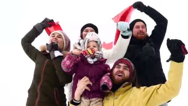 Abanicos canadienses con bandera nacional. Familia y amigos en concursos . — Vídeo de stock