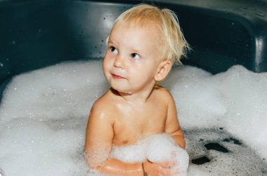 Şirin Bebek banyo köpüğü ile