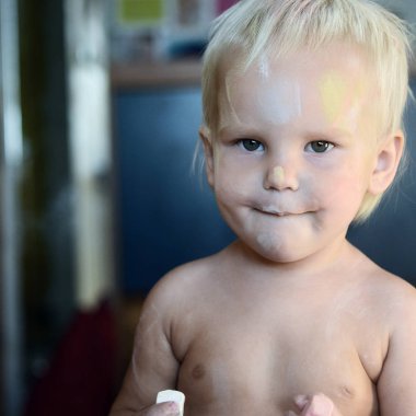 Küçük çocuk kız çizim tebeşir ile sonra. Kirli elleri seyir