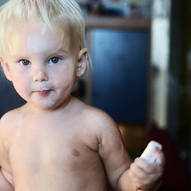 Küçük çocuk kız çizim tebeşir ile sonra. Kirli elleri seyir