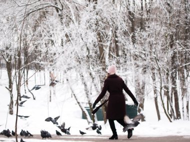Kış adlı genç bir kadın