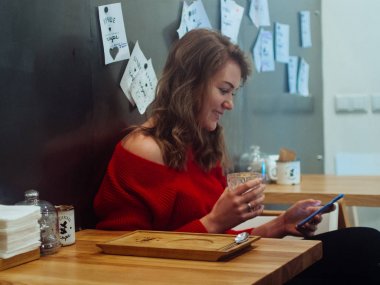 Kafede masada güzel genç kadın