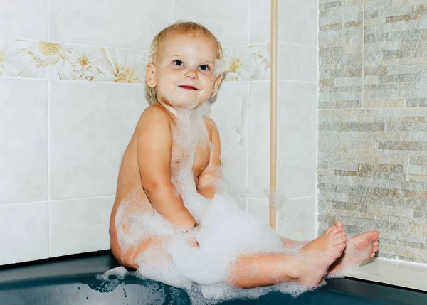 Bebê bonito tomando um banho com espuma — Fotografia de Stock