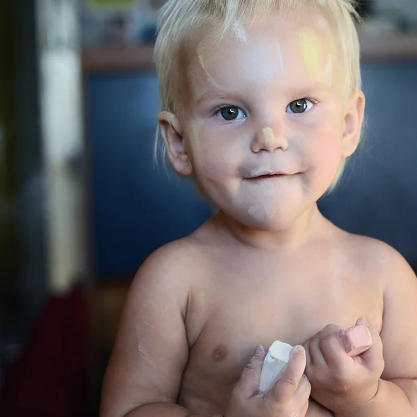 Niña después de dibujar con tiza. Mirando sus sucias manos —  Fotos de Stock