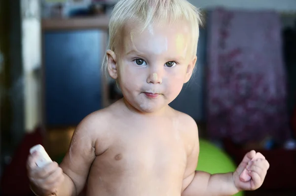 Little kid girl after drawing with chalk. Looking at her dirty hands — Stock Photo, Image