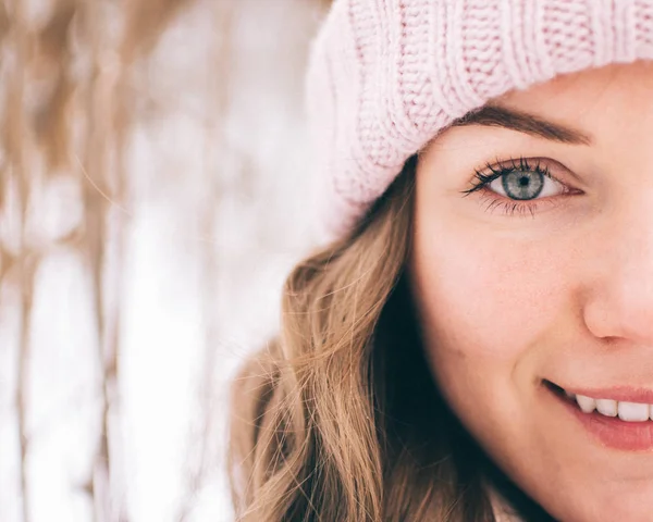 Detailní záběr portrét mladé kavkazské ženy venku — Stock fotografie